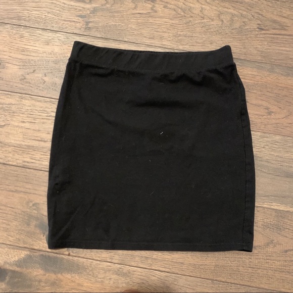 H&M Black Mini Pencil Skirt (size small) - Picture 2 of 4